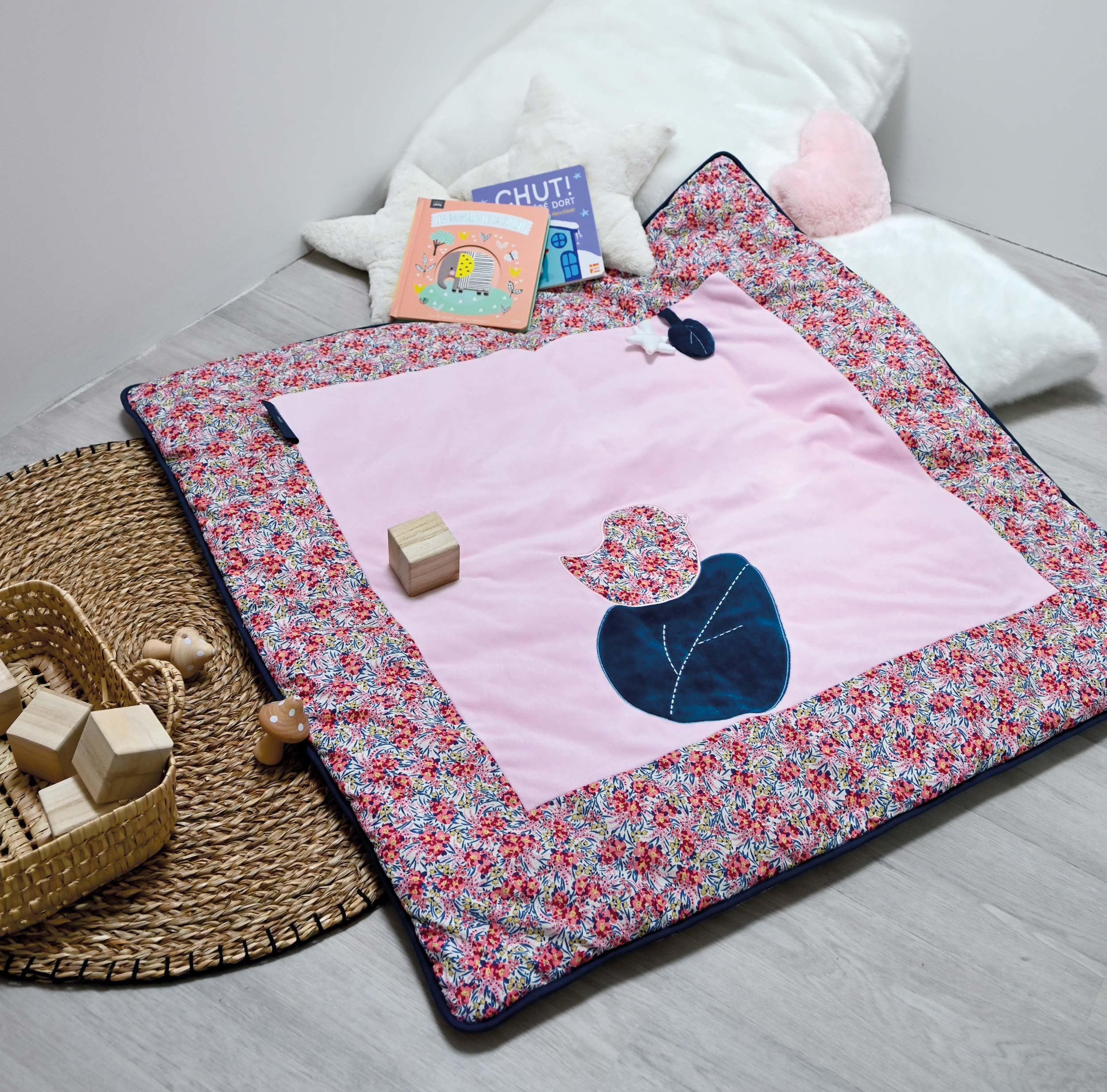 doudou-et-compagnie-tapidou-faon-tapis-d-veil-rose-fleuri-dc4034 image 3
