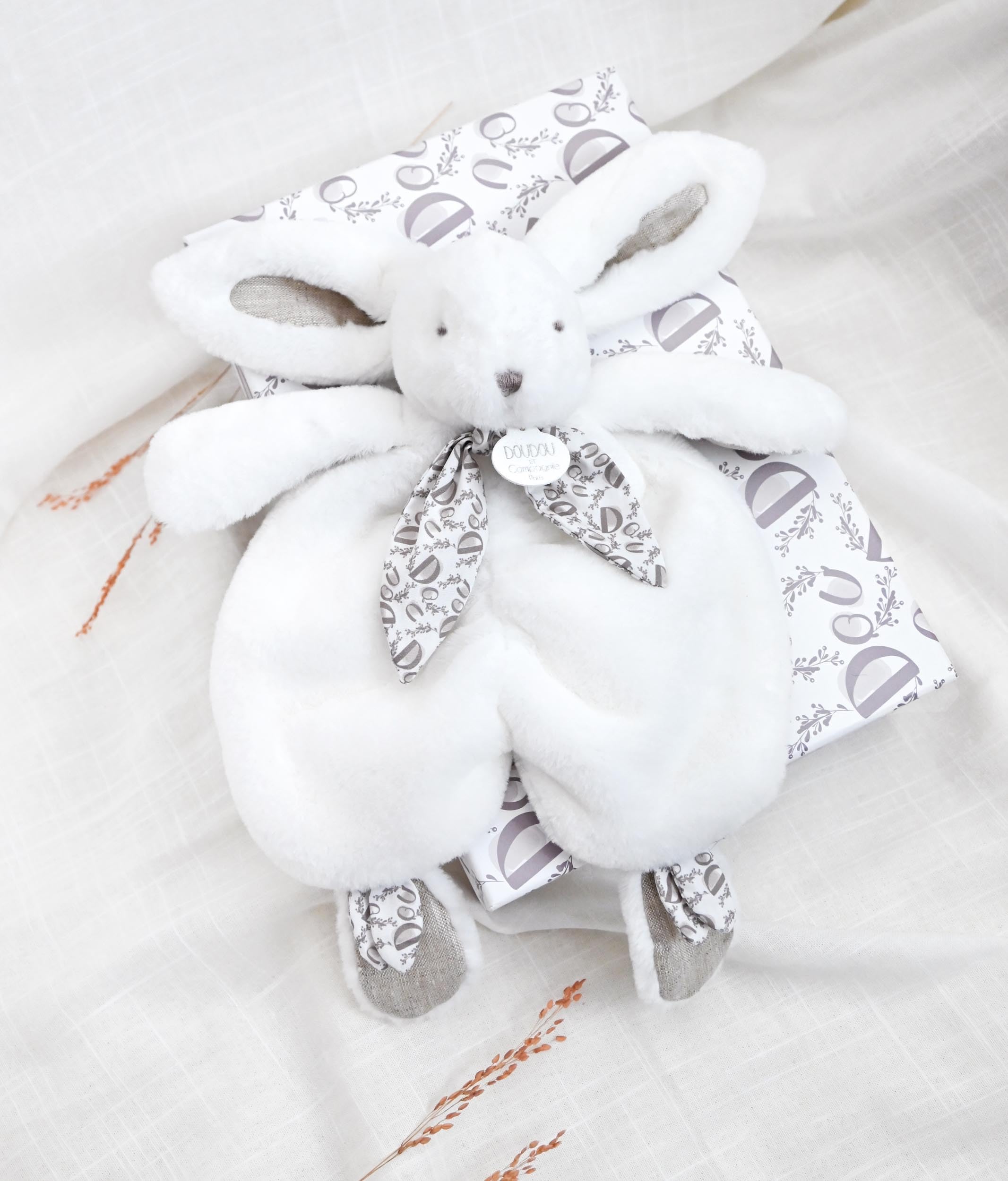 doudou-et-compagnie-lapin-doudou-plat-blanc-30-cm-foulard image 2