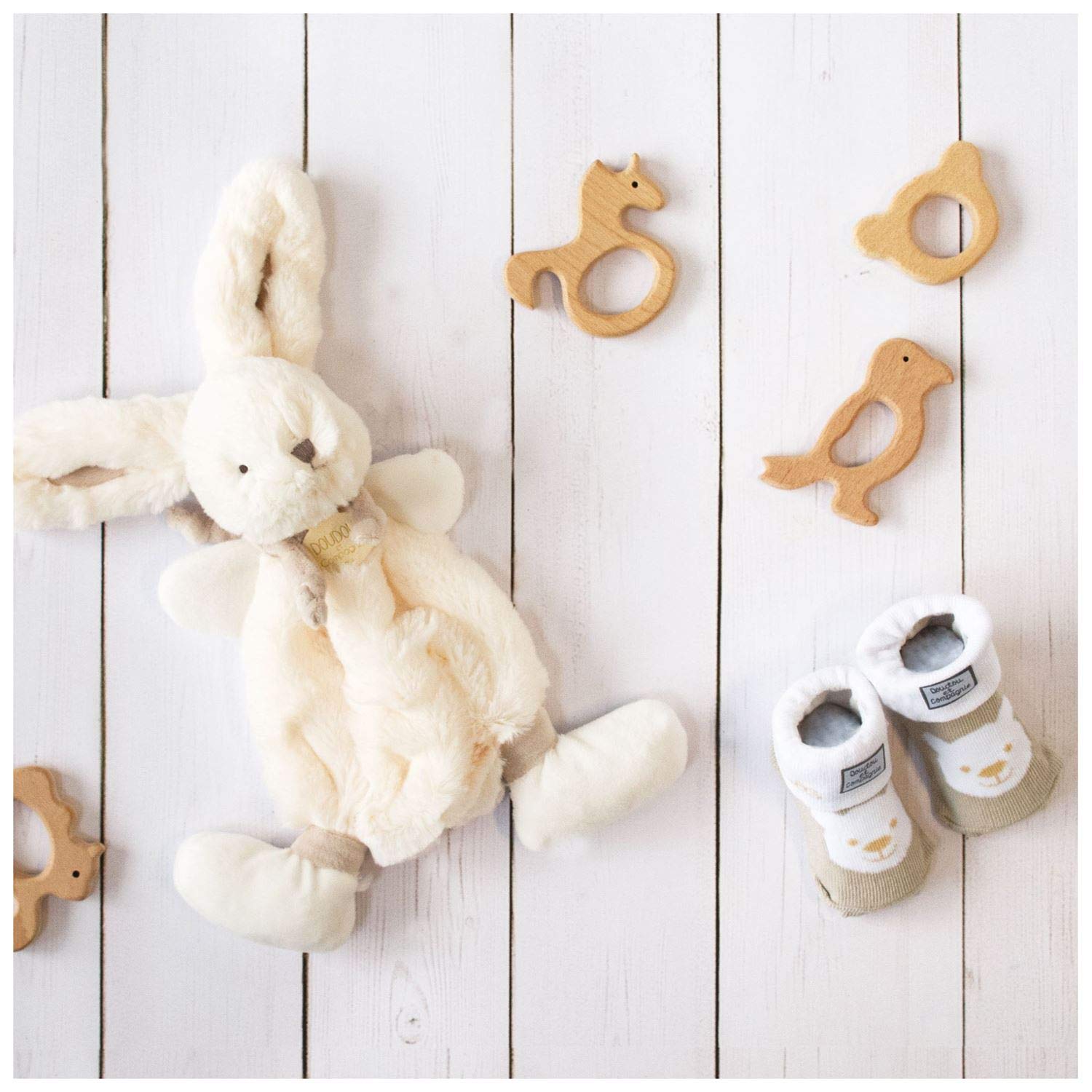 doudou-et-compagnie-lapin-bonbon-dc2123-doudou-plat-taupe-26-cm image 4