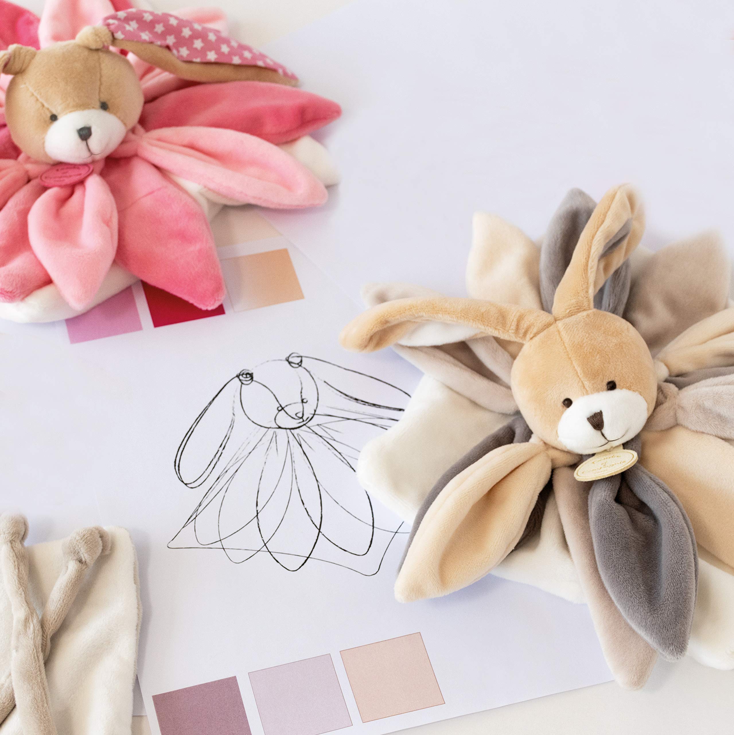 doudou-et-compagnie-attrape-r-ves-dc2792-doudou-plat-taupe-28-cm image 4