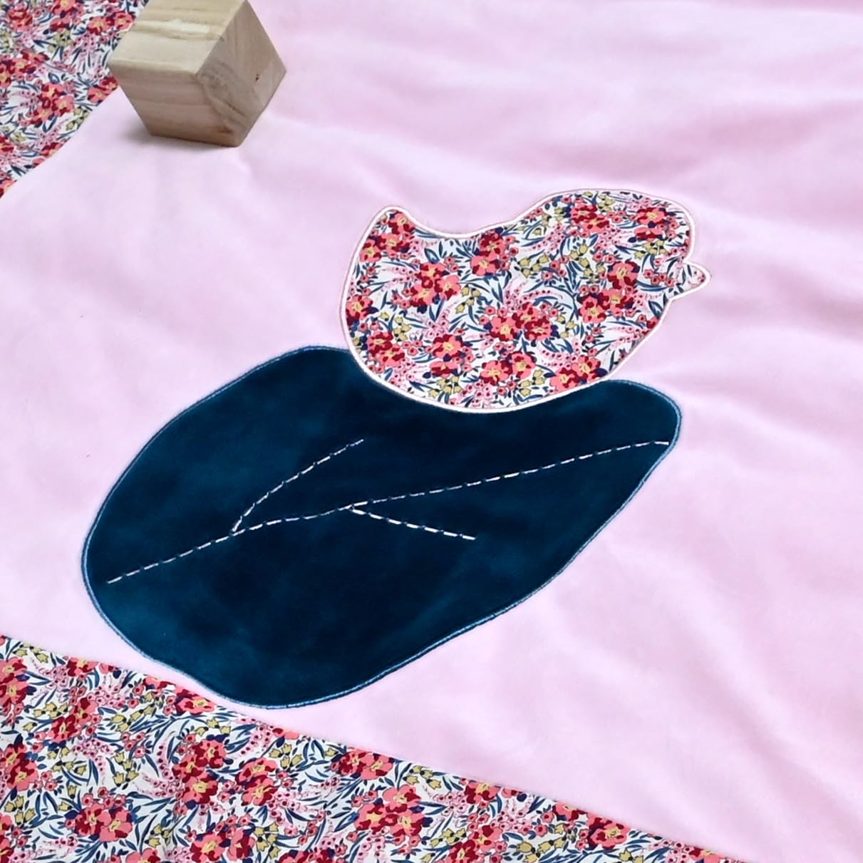 doudou-et-compagnie-tapidou-faon-tapis-d-veil-rose-fleuri-dc4034 image 4